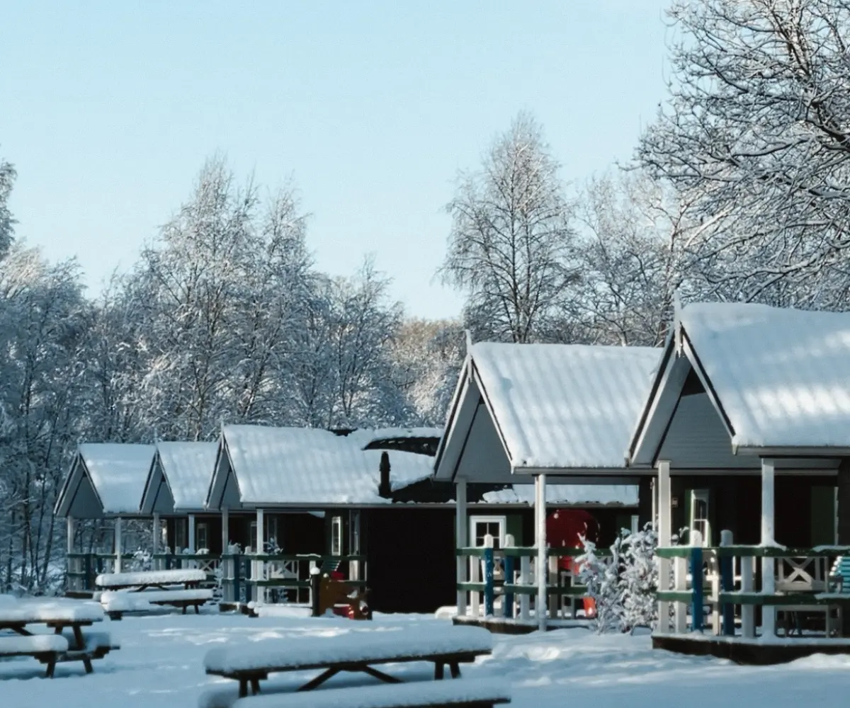 Verschneite Unterkünfte beim Wintercamping in Holland